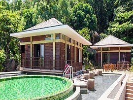 Lerelax_luxury_lodge_piscina_facing_villa