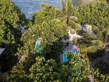 Le Repaire_Boutique_Pool_Garden_upper_view