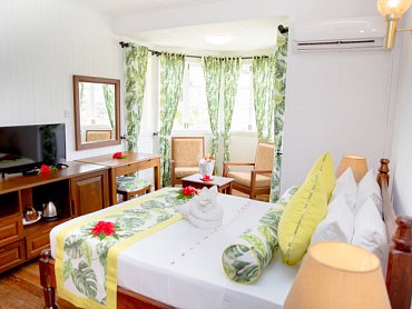 La _Digue_Island_Lodge_yellowhouse_camera