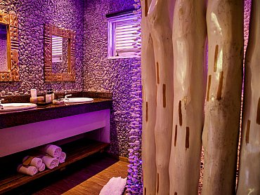 Garden_villa_bagno_Orangeraie_La_Digue