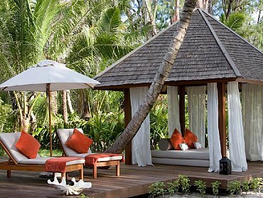 denis_island_cottage_garden2