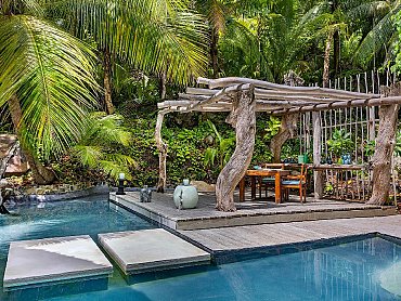 north_island_Wine_Cellar_Table_at_Piazza