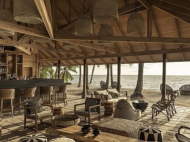 desroches_fourseasons_beach_bar