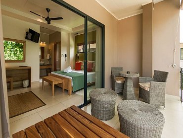 Le_Repaire_Loundge_la_digue_superior_room_with_seaview_veranda