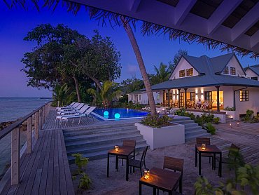 Le_nautique_la_digue_Pool-deck-night