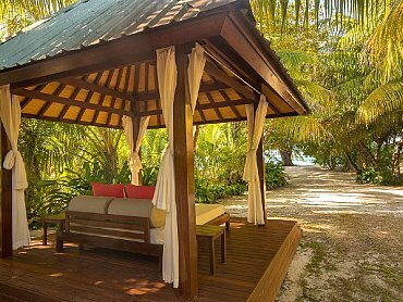 denis_island_cottage_garden