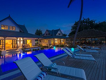 Le_nautique_la_digue_Pool_deck_night2