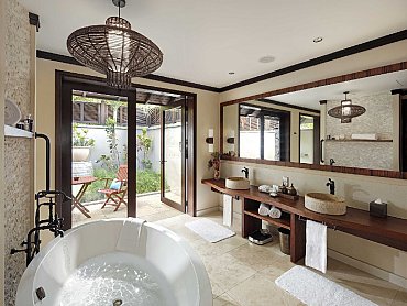 STORY_Beach_pool_villa_with_white_bagno