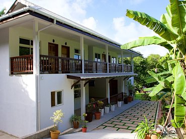 cote-jardin-facade-Chalets_Cote_Mer_entrance