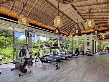 STORY_hotel_mahe_piscina