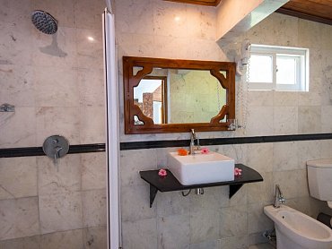 Chalets_Cote_Mer_std_room_bathroom