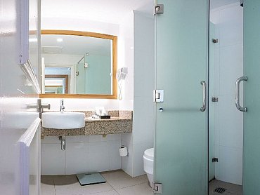 Coral_Strand_Smart_Choice_Hotel_bagno_ocean_view_room