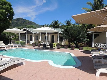 la_roussette_mahe_piscina