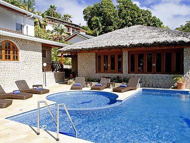 Chalets_Cote_Mer_pool-view-