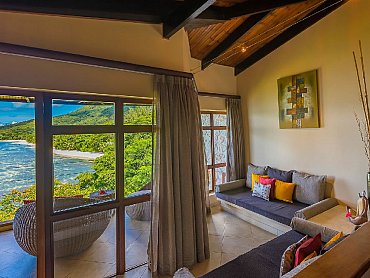 coco_de_mer_black_parrot_livin