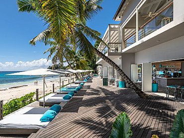Carana_Beach_Hotel_Beach_Bar_and_pool_deck Carana_Beach_Hotel_Beach_Bar_and_pool_deck