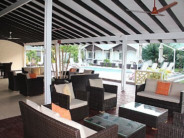 la_roussette_mahe_lounge_pool