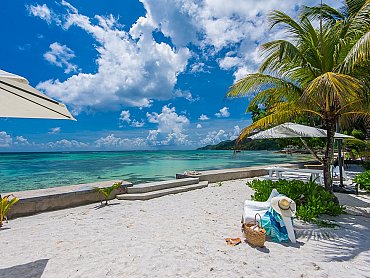 view-south_Le_Nautique_Mahè_beach