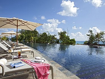 raffles_praslin_Infinity_Pool