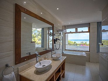 CROWN_BEACH_HOTEL_camera_vistamare_bagno