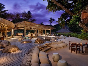RESTAURANT AT NIGHT