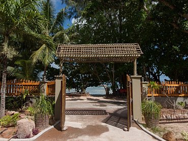 MAIN ENTRANCE_ANSESEVEREBEACHVILLA_LADIGUE
