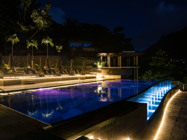 garden-hill-seychelles-viaggidinozze-pool-night