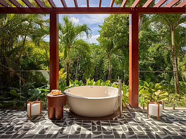 SEZMA Couples Suite outdoor area