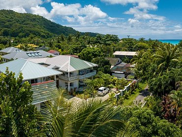 full_340-degrees-mountain-view-apartments_hotel-grounds_04_1698122534