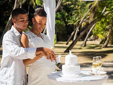 COUPLE CUTTING WEDDING CAKE (3)