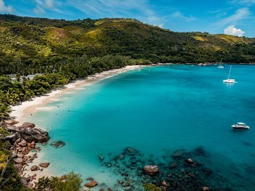 AERIAL VIEW OF ANSE LAZIO BEACH & SURROUNDING MOUNTAINS_11zon