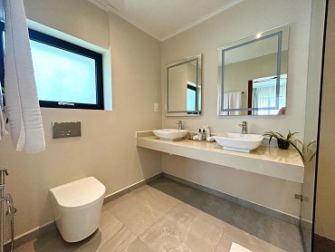 EN-SUITE BATHROOM 6