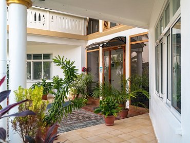 full_340-degrees-mountain-view-apartments_hotel-grounds_32_1698125426