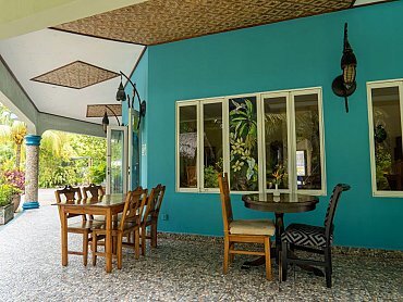 OUTSIDE EATING AREA (4)