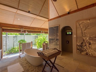 Denis Private Island_Beach Villa Bathroom Tub