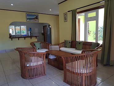 LIVING ROOM & KITCHEN (4)