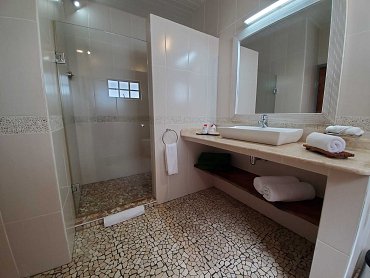 BATHROOM (2)