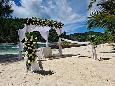 CAP LAZARE WEDDING BEACH SET UP