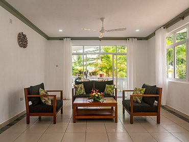 full_340-degrees-mountain-view-apartments_apartment-with-garden-view_02_1698123832