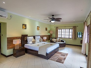 DELUXE ROOM (2)
