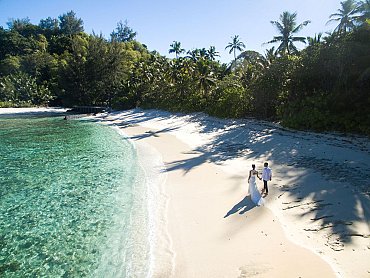 COUPLE WALKING ON BEACH_wedding_mahè