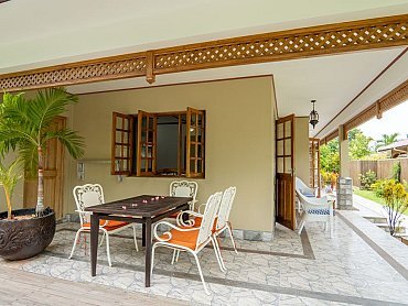 OUTSIDE SITTING AREA (2)