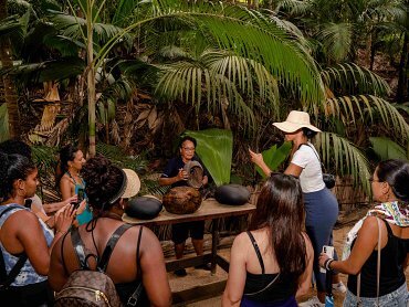 GUIDE & VISITORS AT THE VISITOR KIOSK_11zon