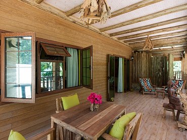 VERANDA (2)ANSESEVEREBEACHVILLA_LADIGUE